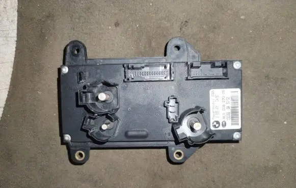 BMW 7 E65 E66 Power management control unit 6935431