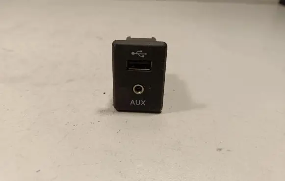 Nissan X-Trail T32 AUX in-socket connector 795405004