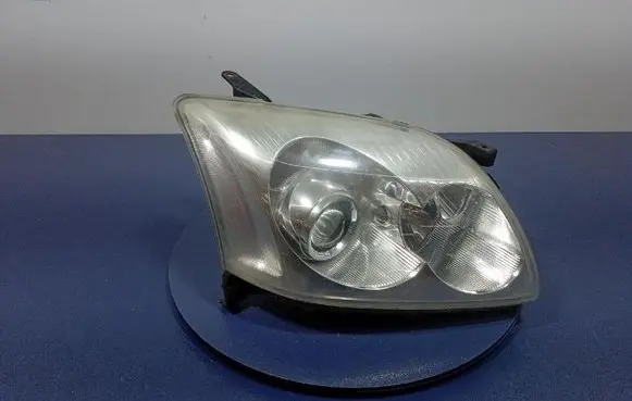 Toyota Avensis Verso Headlight/headlamp