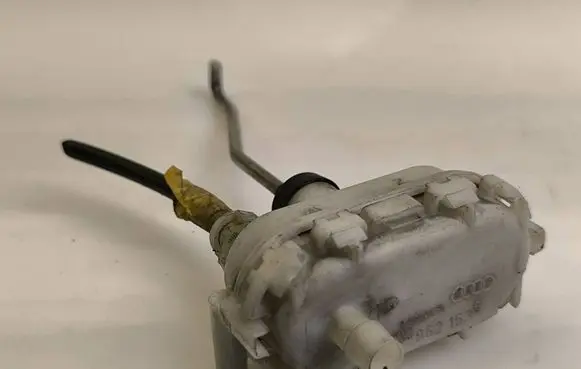 Audi A8 S8 D2 4D Central locking vacuum pump 4A0862153 160215