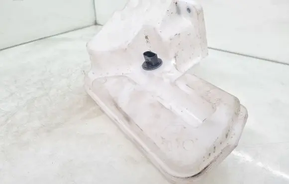 Windshield washer fluid reservoir/tank
