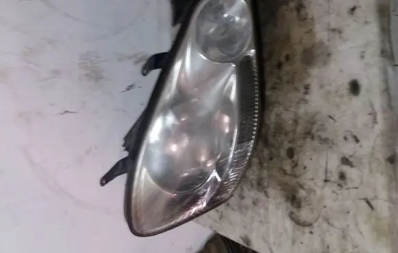 Toyota Avensis Verso Headlight/headlamp