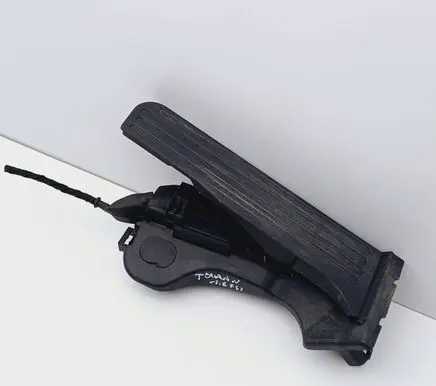 Volkswagen Touran I Accelerator throttle pedal 1T1721503H 6PV00868900