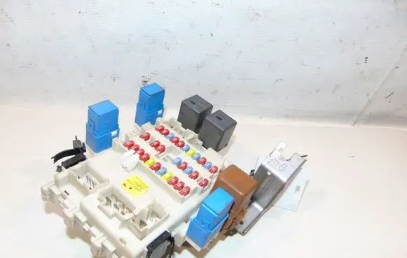 Nissan Primera Fuse module 24350AV700
