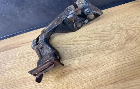 Skoda Octavia Mk2 (1Z) Headlight/headlamp mounting bracket 1Z0805371A