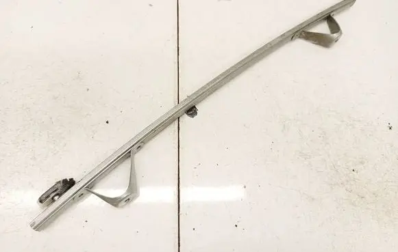 Opel Zafira B Front door glass trim molding 13132428