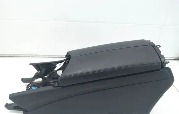 Mercedes-Benz C W204 Center console A2056801950