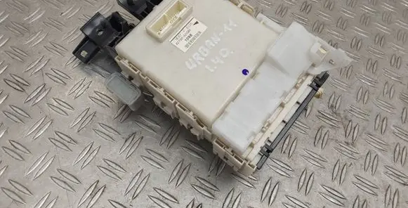 Toyota Urban Cruiser (XP110) Fuse module 8273052G90