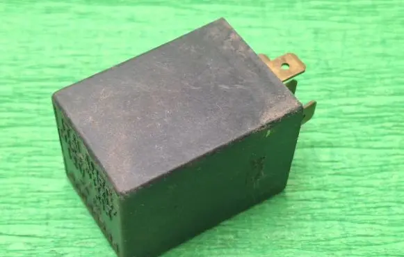 Opel Corsa B Other relay 90069864 12V313 PA66