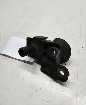 Radiator mount bracket