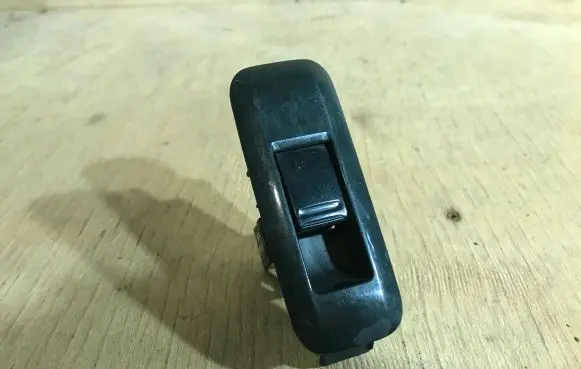 Nissan Primera Electric window control switch 25411AV600