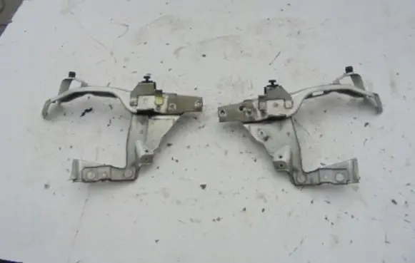 Headlight/headlamp mounting bracket