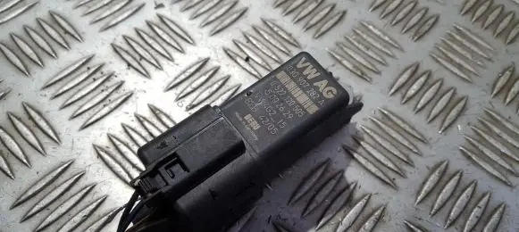 Volkswagen Golf V Glow plug pre-heat relay 03g907282a