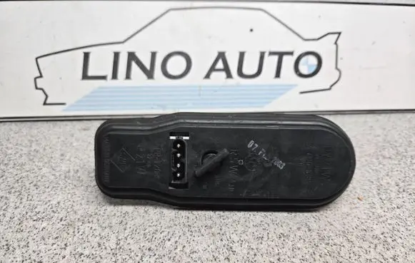 BMW 5 E39 Tail light bulb cover holder 2496339 393390