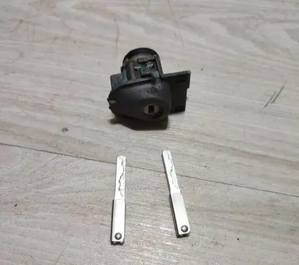 Jaguar F-Pace Front door lock (next to the handle) 