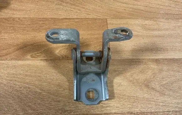 Opel Insignia A Front door lower hinge A046574