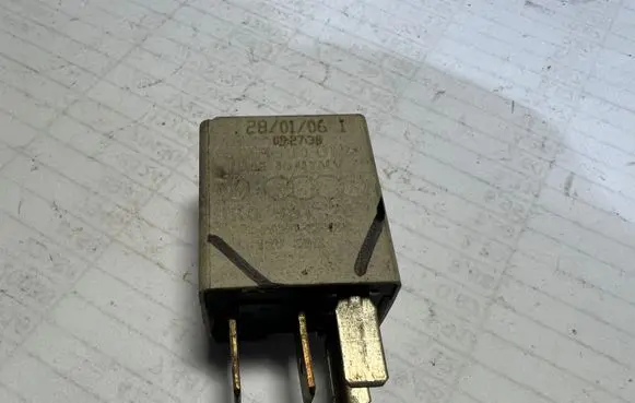 Volkswagen PASSAT B6 Other relay 1K0951253