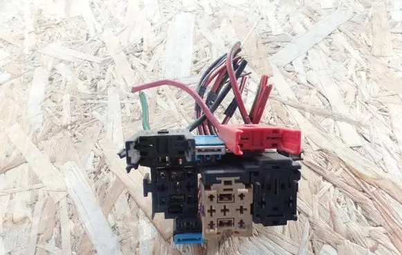 Volkswagen PASSAT B5 Relay mounting block 8D0937503D
