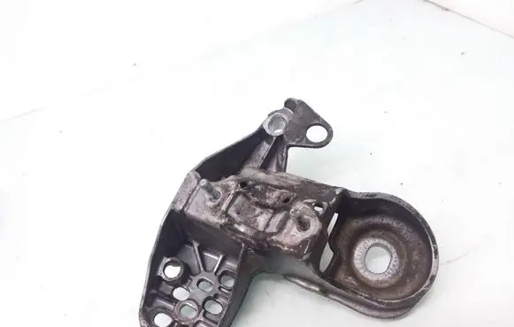 Volkswagen PASSAT B5.5 Engine mounting bracket 8E0199351