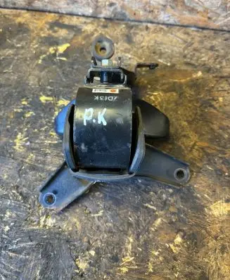 KIA Carens II Engine mount bracket 21835-2g100