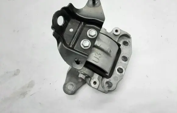 Toyota RAV 4 (XA50) Engine mount bracket