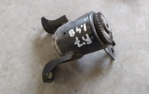 Ford Fiesta Engine mount vacuum valve 