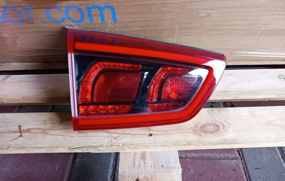 Tailgate rear/tail lights