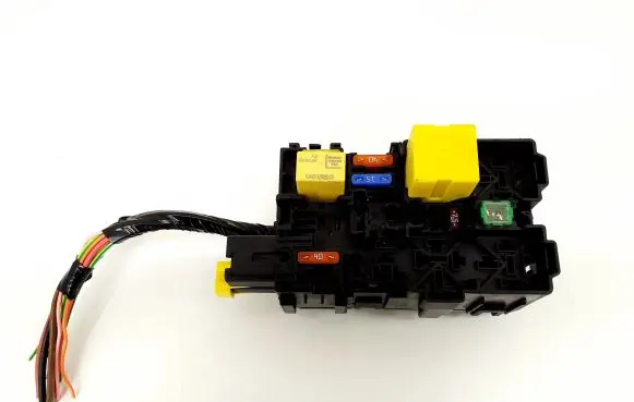 Opel Grandland X Fuse module 9806192580