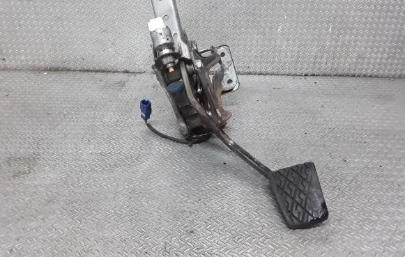 Lexus IS 220D-250-350 Brake pedal