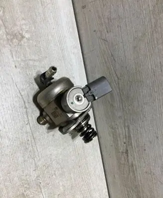 Audi A4 S4 B9 Fuel injection high pressure pump 04e127025b