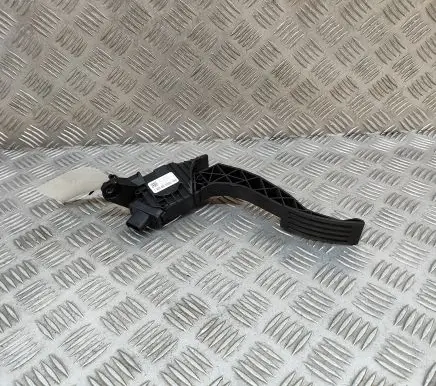 Accelerator throttle pedal