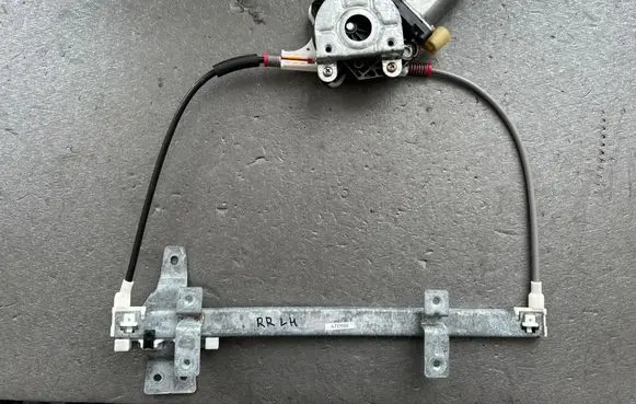 Nissan Terrano Rear window lifting mechanism without motor 827012X410