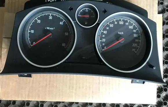 Opel Zafira B Speedometer (instrument cluster) 13225980