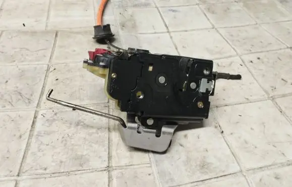 Audi A4 S4 B6 8E 8H Rear door lock 8E0839015D