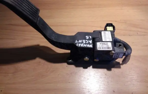 Hyundai Accent Accelerator throttle pedal YFZJLL036