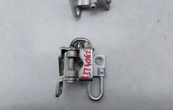 Volkswagen Golf V Rear door upper hinge 1K4833411H