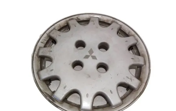 Mitsubishi Space Runner R14 wheel hub/cap/trim MB681446