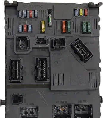 Peugeot 407 Relay mounting block S118035220F