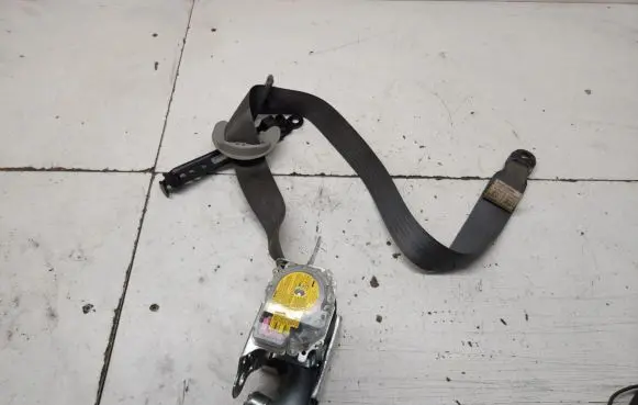 Toyota Prius (XW20) Front seatbelt 7L8230P