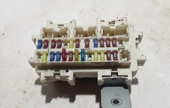 Renault Koleos I Fuse module 252360745R