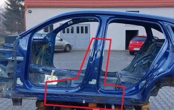 Mercedes-Benz EQC Pillar (middle) 