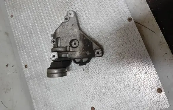 Volkswagen Touran I A/C compressor mount bracket 03C903143B AC47109