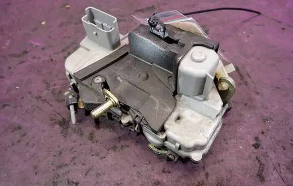 Citroen Xsara Picasso Front door lock 