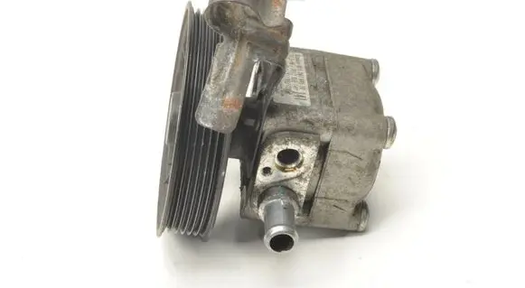 Volvo V70 Power steering pump 30760530