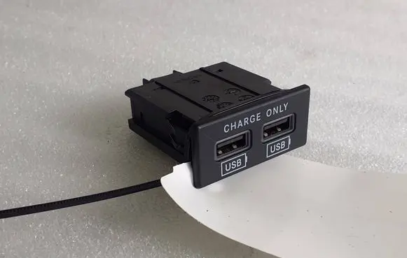 Maserati Levante USB socket connector 670037782