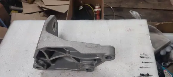 Engine mounting bracket