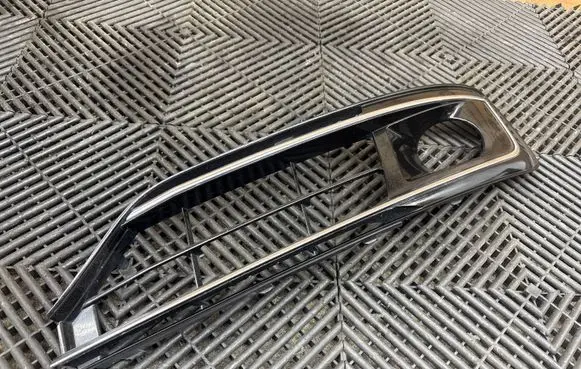 Audi A8 S8 D4 4H Front fog light trim/grill 4H0807679P