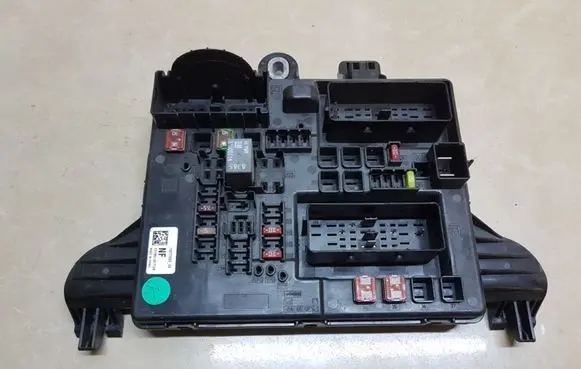 Opel Insignia A Fuse module 544949869