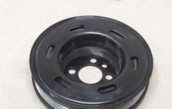 Volkswagen PASSAT B6 Crankshaft pulley 06A105243E
