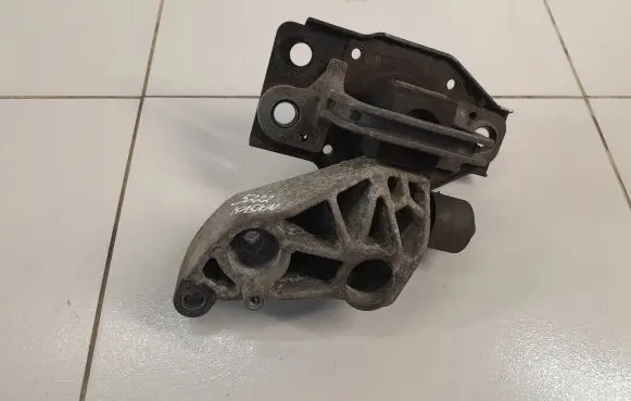 Nissan Qashqai Engine mount bracket DD130912